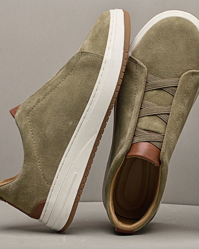 Low-Top Sneakers – Clean Upper & Contrasting Sole