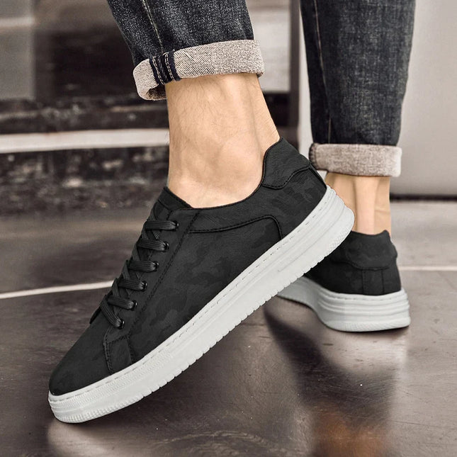 Men’s Low-Top Sneakers with Lace-Up Closure and Patterned Upper